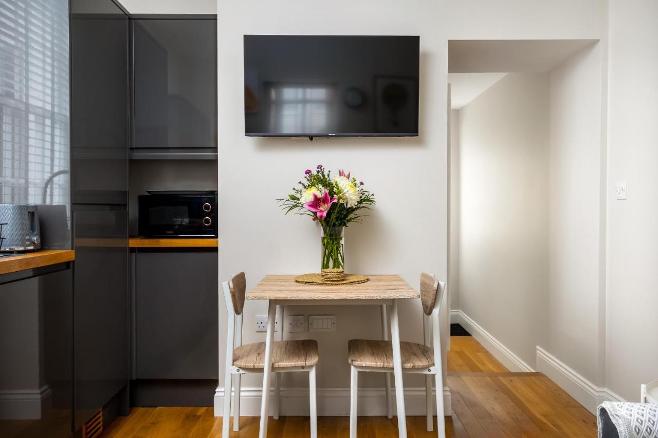 Contemporary Ground Floor Apartment - Town Centre With Parking! Cheltenham Exteriör bild